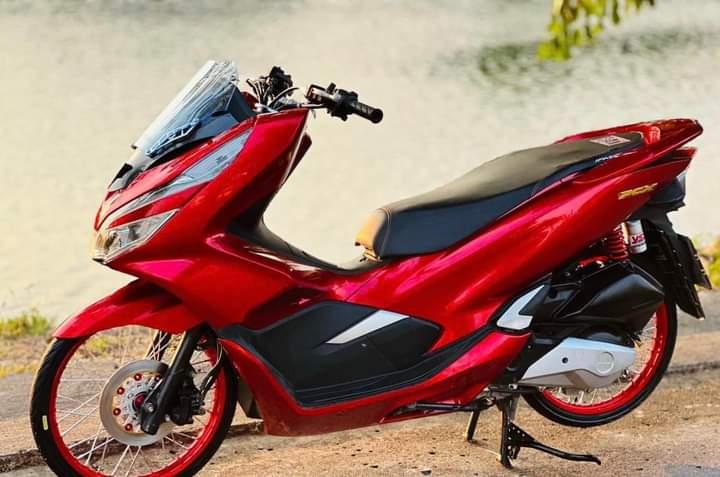 Honda pcx สีแดงสด 2