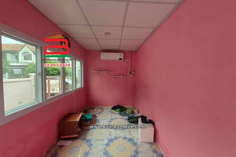 ทาวน์เฮาส์ 2 ชั้น เนื้อที่ 25 ตร.ว. หมู่บ้าน บ้านบัวทอง (ซอย 20/2), ใกล้ MRTคลองบางไผ่ ถนนกาญจนาภิเษก ตำบลบางรักพัฒนา อำเภอบางบัวทอง นนทบุรี 11