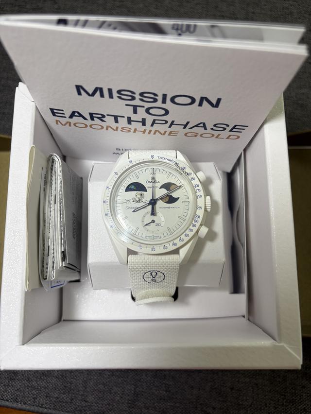 Omega x Swatch Bioceramic MoonSwatch Mission to Earthphase Moonshine Gold รุ่นสีขาวลาย Snoopy