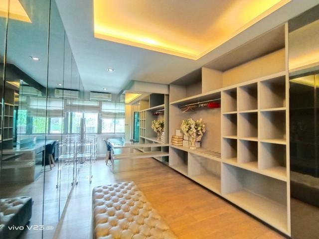 ขายบ้านเดี่ยว 3 ชั้น  Private Nirvana Residence ขนาดที่ดิน 70 ตารางวา พื้นที่ใช้สอย 370 ตารางเมตร หลังมุม ตกแแต่งพร้อมอยู่ 4 ห้องนอน 5 ห้องน้ำ  4