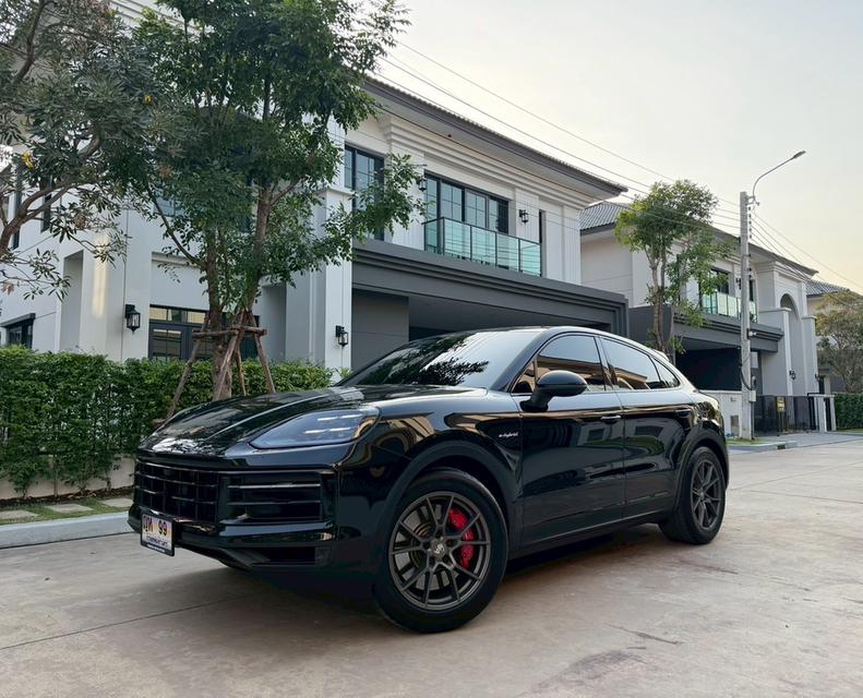 Porsche Cayenne S E-Hybrid ปี 2025รถออกศูนย์ AAS บอดี้สีดำ ภายในแดง รูปที่ 2
