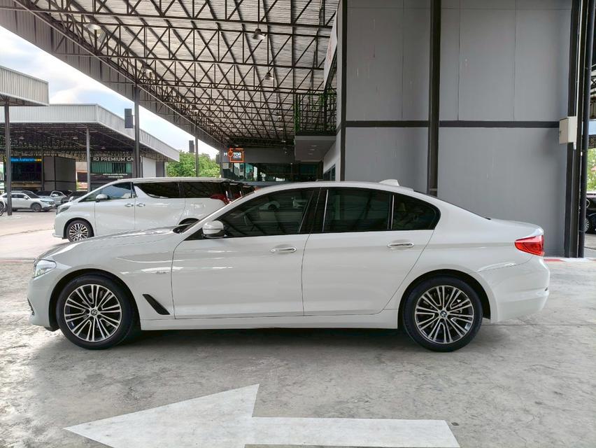 รถเข้าใหม่! BMW 520d Sport Line (G30) ปี 2018 สีขาว ดีเซลล้วน