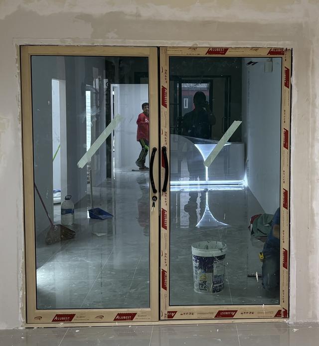 ประตูอลูมิเนียมลายไม้บานสวิงคู่