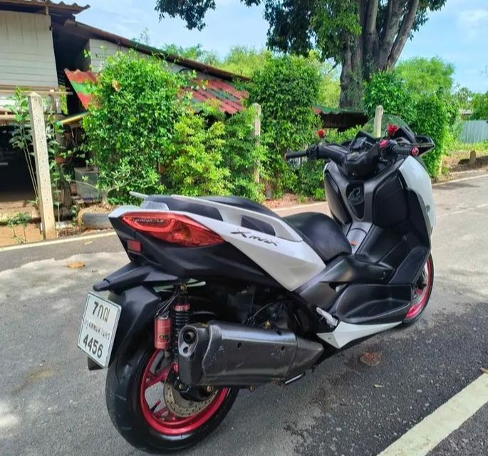 Yamaha Xmax สีขาว ดำ 3