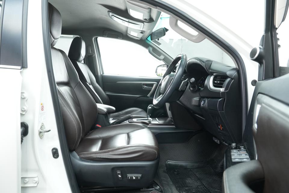 2017 TOYOTA FORTUNER 2.4 V 4WD SUV สีขาว ไมล์ 184315 กม. 10