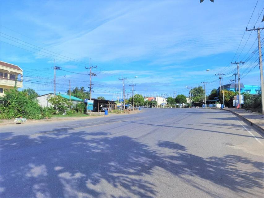รูป ขาย ที่ดิน ME318 ทำเลค้าขาย ติดถนนสี่เลนส์ ตลาดบ่อทอง ชลบุรีขนาด 56 ตร.วา ถูกสุดในย่านนี้ ที่ถมแล้ว สูงกว่าถนน พร้อมสร้า 2