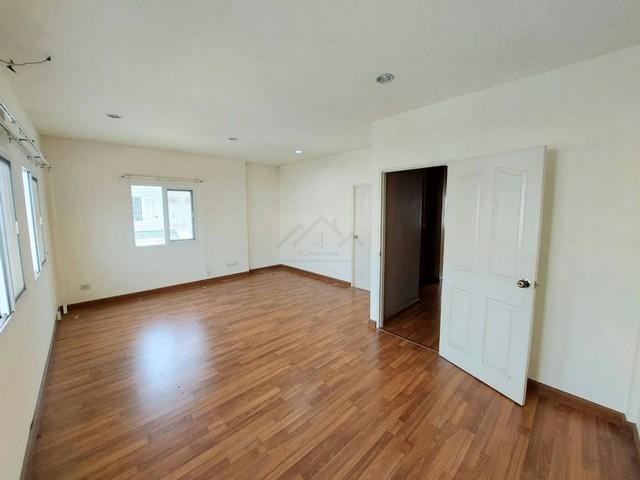 ขายทาวน์โฮม 2 ชั้นหลังมุม 40 ตรว. หมู่บ้าน ดิ เอ็กซ์คลูซีฟ The Exclusive นวลจันทร์ 56 ทำเลดี เดินทางสะดวก ใกล้ทางด่วน 3