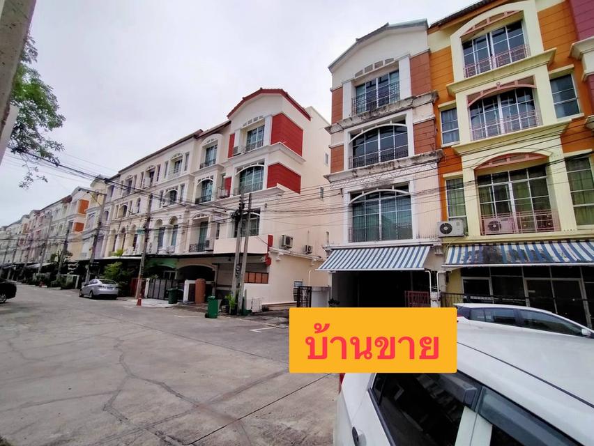 ขายทาวน์โฮม4ชั้น(หลังมุม)ใกล้รถไฟฟ้าใต้ดินMRTสถานีลาดพร้าวและสายสีเหลืองสถานีลาดพร้าวห่างเพียง1.3กม.สูง 4 ชั้น 25ตรว. 5นอน 5น้ำ จอดรถได้ในบ้าน2คัน 1