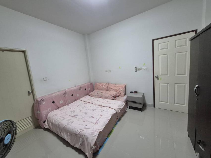 บ้านเดี่ยว 50 ตรว 2 ห้องนอน ติดแอร์ทั้ง 2ห้อง 2 ห้องน้ำ เครื่องทำน้ำอุ่น 1ตัว 1 ห้องโถง 1 ครัว มุ้งลวด แหล็กดัด ผ้าม่านอย่างหนากัน UV  จอดรถยนต์ได้ 2 12
