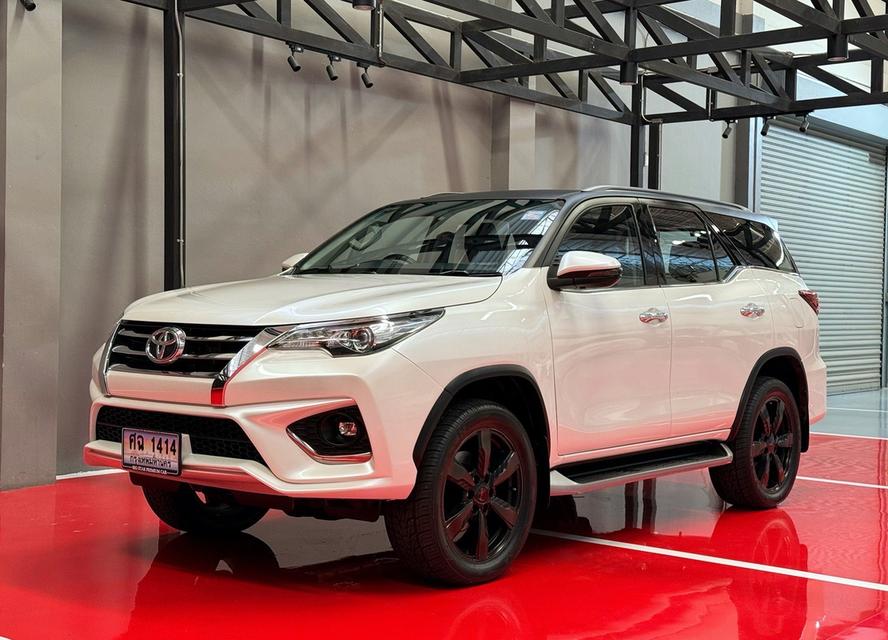 2019 TOYOTA FORTUNER TRD รถมือเดียวออกป้ายแดง รถวิ่งน้อย ประวัติศูนย์ครบ ไม่เคยมีอุบัติเหตุครับ