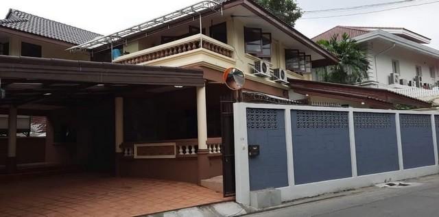P809 ให้เช่าบ้านเดี่ยว 2 ชั้น ซอย 20 มิถุนา ถนนสุทธิสารวินิจฉัย เดินทางสะดวก เหมาะอยู่อาศัยและทำธุรกิจ มีเซเว่นติดหน้าบ้าน 1