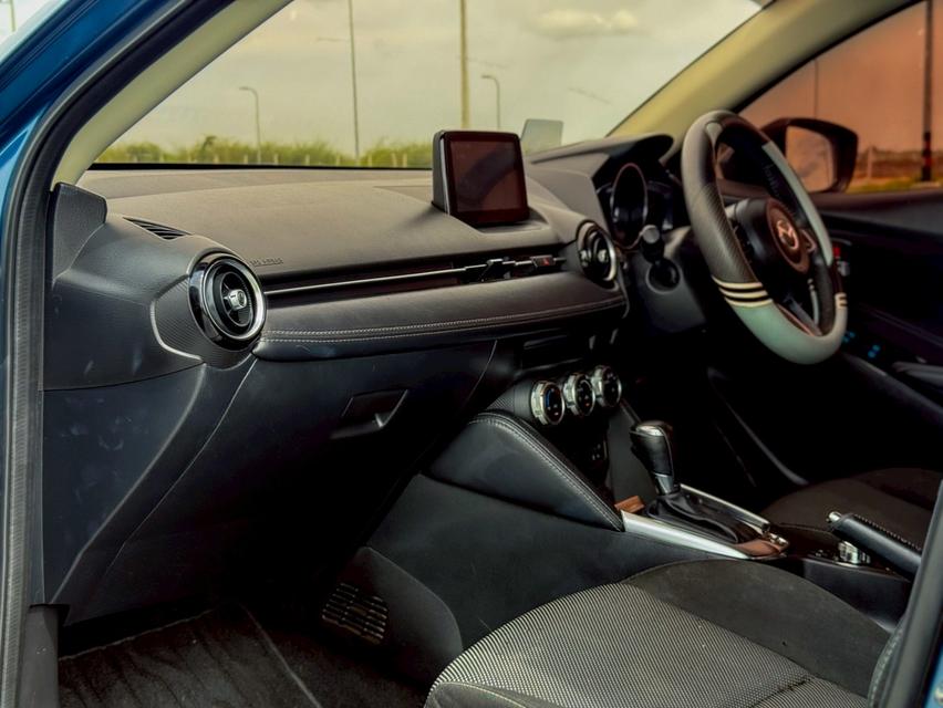 Mazda2 1.3 High Connect ปี 2018 สีฟ้า มือเดียวป้ายแดง 13