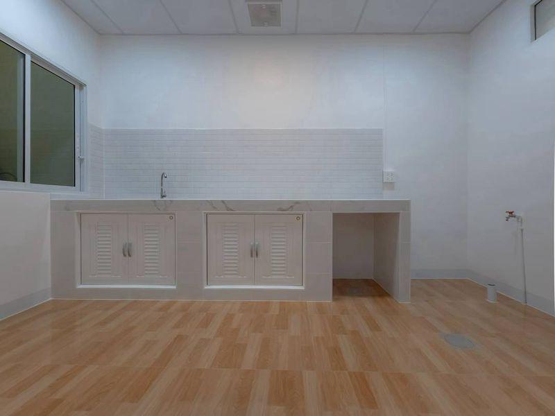 หมู่บ้านณรงค์สุขนิเวศน์  ถนนเลี่ยงเมืองนนท์ทาวน์เฮาส์ 2 ชั้น มีระเบียงด้านหน้า ทำเลติวานนท์ - รัตนาธิเบศร์ ทำเลดี ตกแต่งใหม่พร้อมอยู่ 7