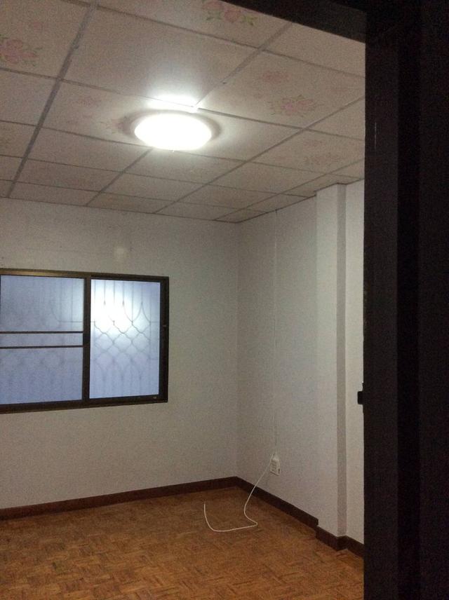 ขายทาวน์เฮ้าส์ 2 ชั้น 3 ห้องนอน 2 ห้องน้ำเนื้อที่ 19 ตารางวา หมู่บ้านสุวรรณวิลล่า ตำบลเสม็ด อำเภอเมืองชลบุร ีจังหวัดชลบุรี 5