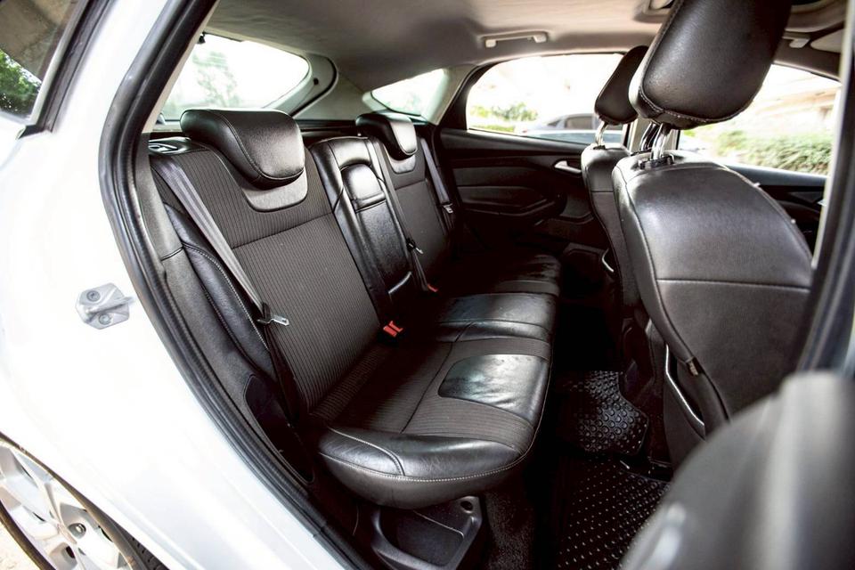 Ford Focus 2.0 Sunloof Sport สีขาว  ปี 2014 ท๊อปสุด มือเดียว ขับดีมากๆ 13