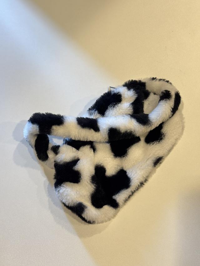 กระเป๋าถือลายน้องวัว น่ารักมาก