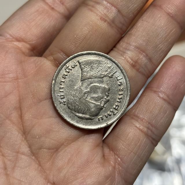 เหรียญกษาปณ์หมุนเวียน 1 บาท ด้านหลังรูปเรือพระที่นั่งสุพรรณหงส์ พ.ศ. 2520 รูปที่ 2