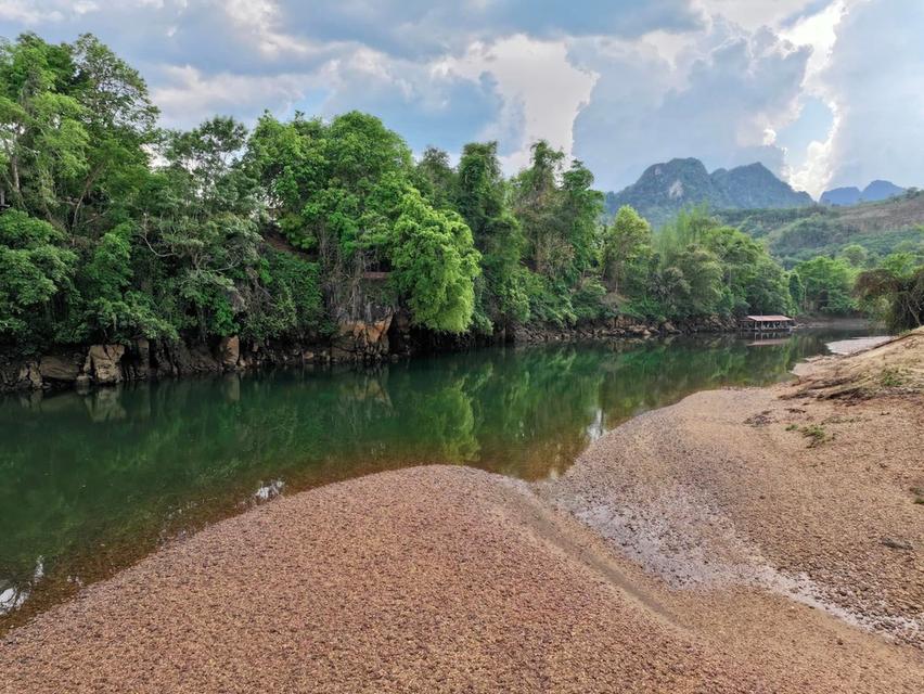 บ้านไม้หาดหิน ริมแม่น้ำ