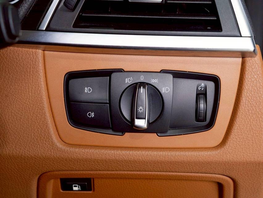 BMW Series 3 330e Luxury 2016 จด 2017 19