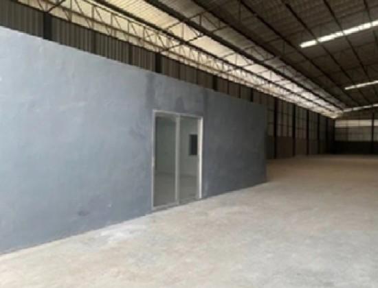 ให้เช่าโกดังพร้อมสำนักงาน พื้นที่ 2,200 ตารางเมตร ถนนบางนา ตราด-กม.5 เข้าซอยไม่ลึก 1