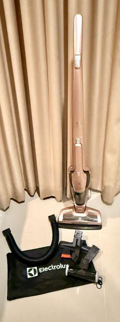 เครื่องดูดฝุ่นไร้สาย Electrolux 2 in 1 สีโรสโกลด์ สวยหรู พร้อมอุปกรณ์ครบชุด รูปที่ 5