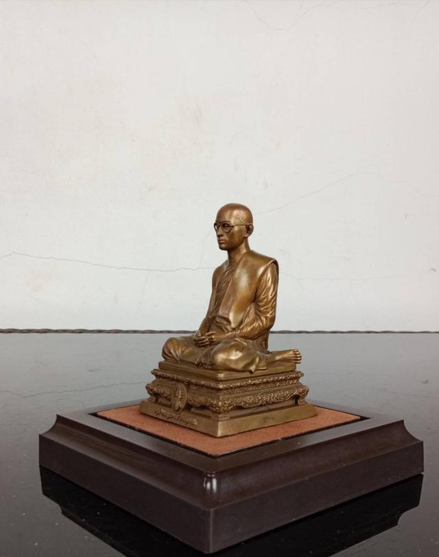 567.พระบรมรูปในหลวงทรงผนวช พลังแผ่นดิน ปี 2554 พร้อมกล่องเดิมแท้ 8