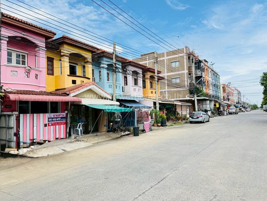 หมู่บ้านศิริวรรณ บางกรวย – ไทรน้อย ใกล้ที่ว่าการอำเภอบางบัวทอง ถนนบางกรวย – ไทรน้อย ต.บางกรวย อ.บางบัวทอง จ.นนทบุรี
