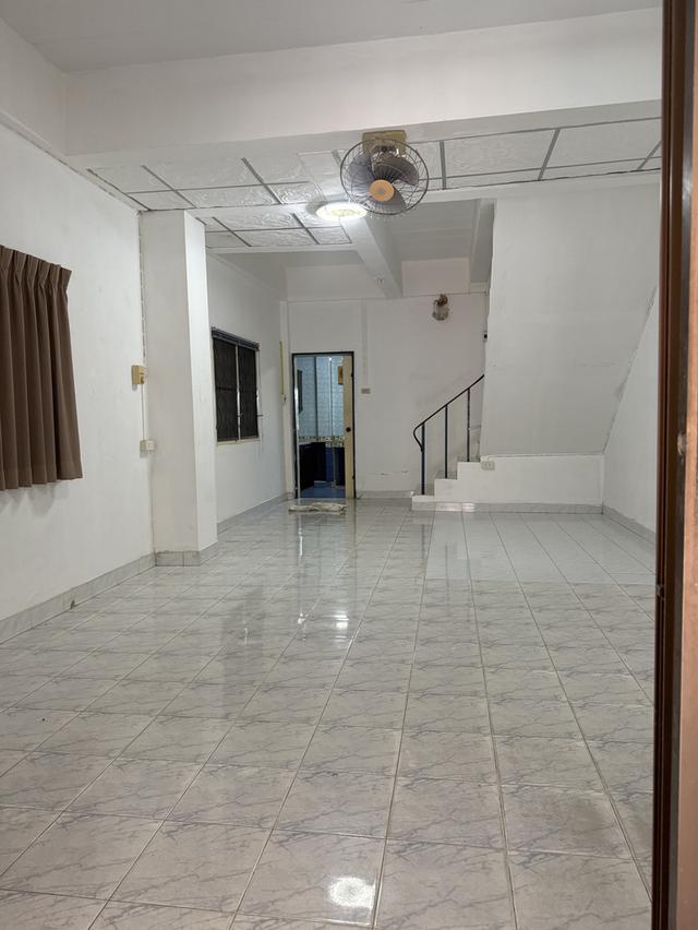 มบ.วัฒนาร่มไทร ถ.สังฆสันติสุข หนองจอก ทาวเฮ้าส์ 2 ขั้น 2 ห้องนอน 2 ห้องน้ำ เหมาะกับซืัอไปทำกำไรต่อ หรือ อยากตกแต่งใหม่เองตามความต้องการ ทำเลดี 2