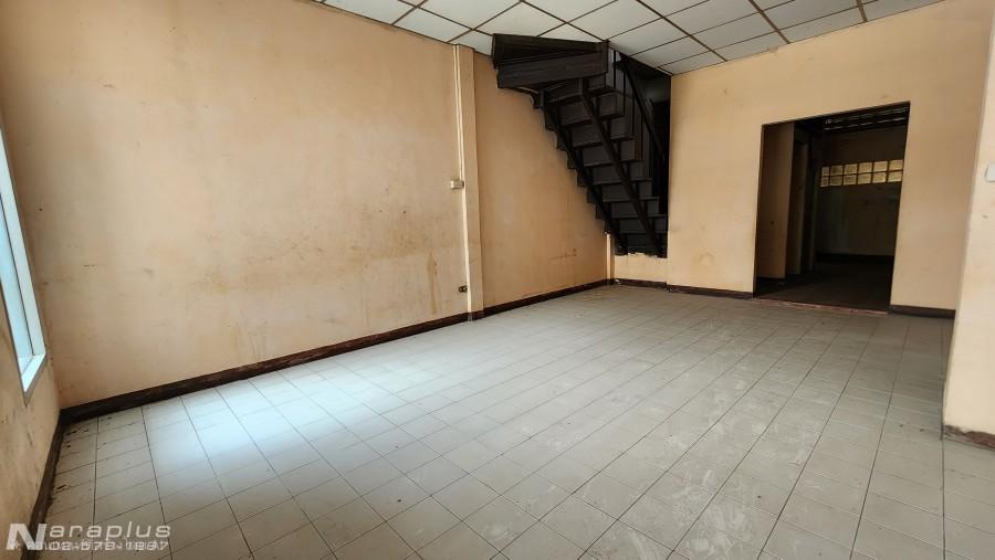 68121198 : ขายทาวน์เฮ้าส์ 2 ชั้น ต่อเติมอาคารด้านหน้าเป็นร้านค้า บนเนื้อที่ขนาด 16 ตร.ว. หมู่บ้านราณี 3 ถนนนวมินทร์ 135 กรุงเทพฯ 8