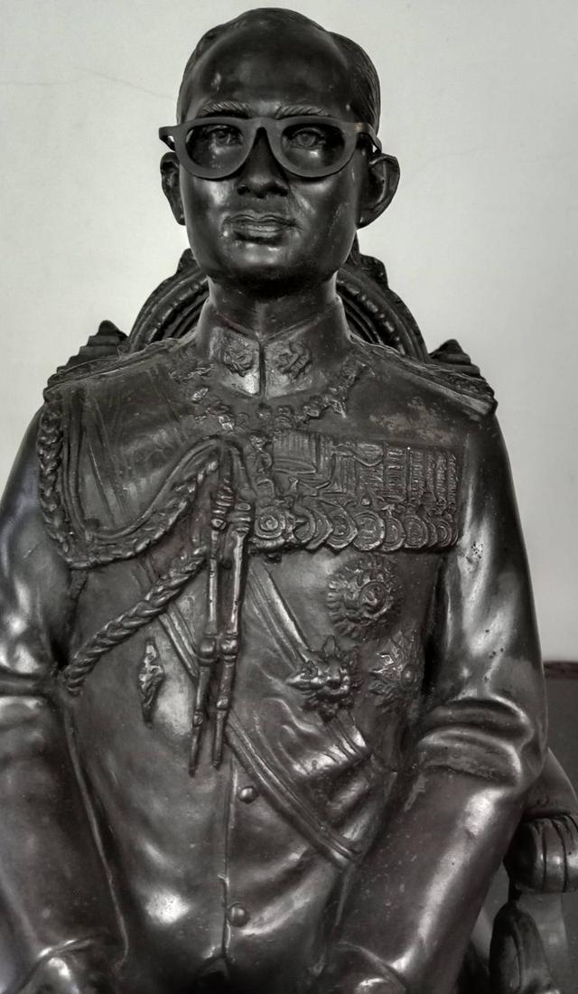 569.พระบรมรูปหล่อในหลวงรัชกาลที่ 9 พระบาทสมเด็จพระปรมินทรมหาภูมิพลอดุลยเดช ทรงประทับนั่งบัลลังก์ 3
