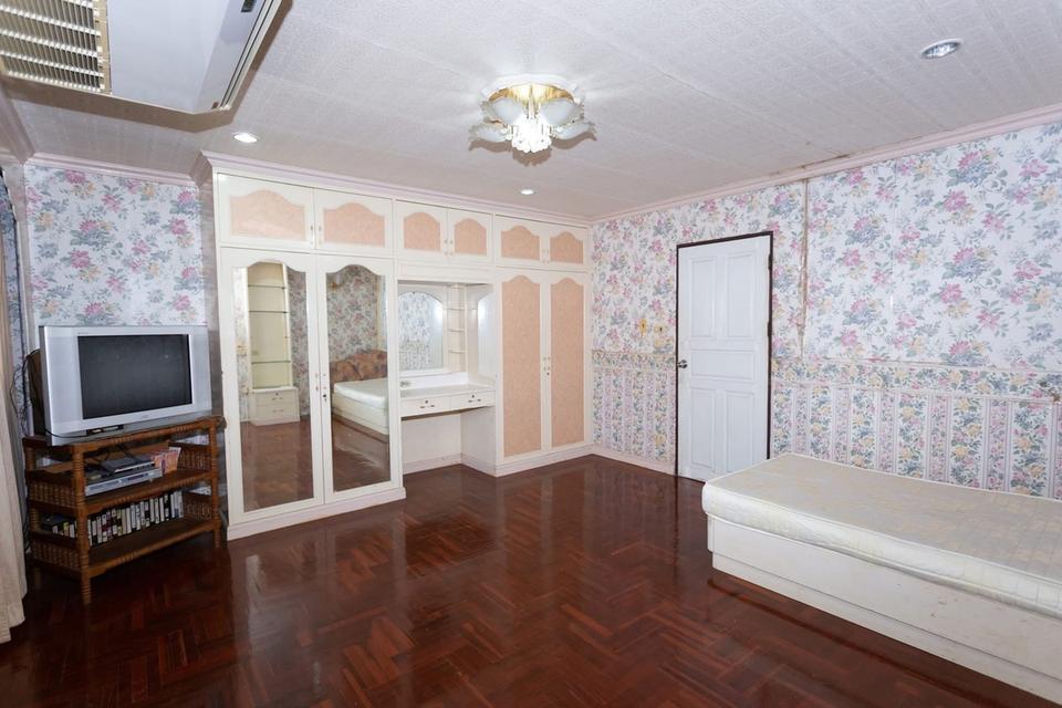 ขายด่วน!! ทาวน์เฮ้า 3 ชั้น ซอยสาธุประดิษฐ์ 49 ทำเลเด่น! สภาพดี โครงสร้างดีมาก! เดินทางสะดวก ใกล้ถนนพระราม 3! ราคาคุ้มค่า! . รายละเอียด  ✅ อาคารพาณิชย์ 12