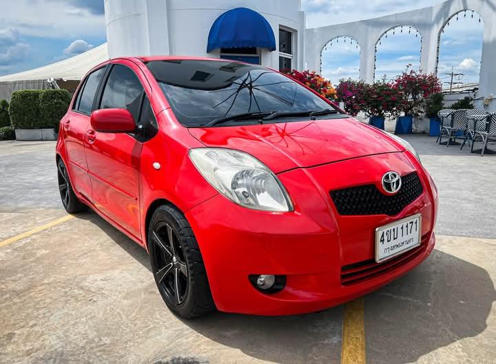 Toyota Yaris สีแดง