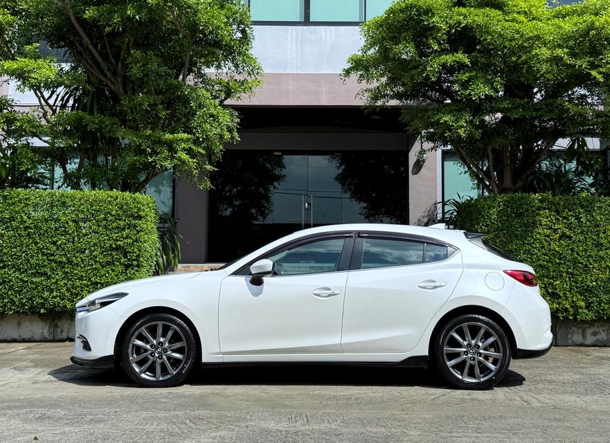 2018 MAZDA 3 2.0 SP SPORT รถมือเดียวออกป้ายแดง รถวิ่งน้อยเพียง 70,000 กม ประวัติศูนย์ครบ รถไม่เคยมีอุบัติเหตุครับ