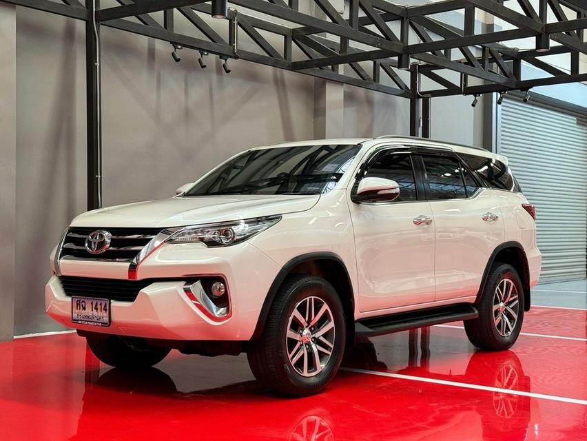 2017 TOYOTA FORTUNER 2.8 V รถมือเดียวออกป้ายแดง รถวิ่งน้อย ประวัติศูนย์ครบ ไม่เคยมีอุบัติเหตุครับ