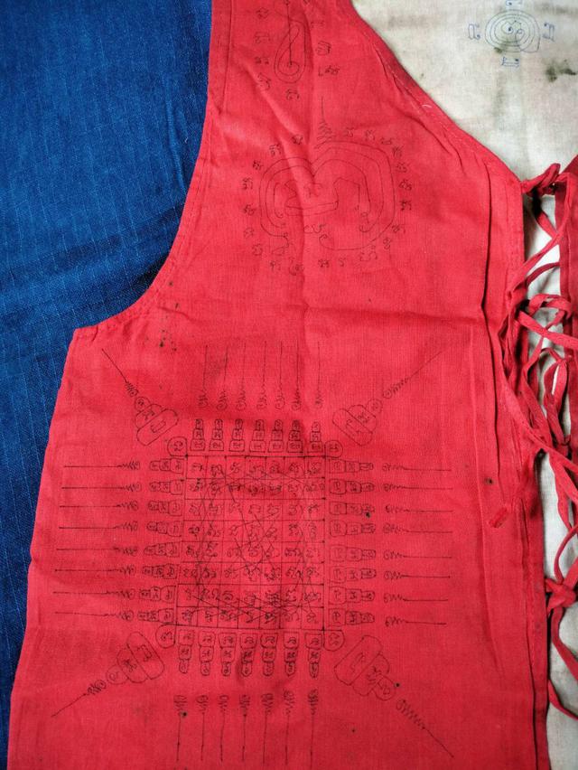 เสื้อยันต์สีแดง สภาพสมบูรณ์
ลงยันต์เกราะเพชรและเมฆคุ้มดาวดาดฟ้า
บูชา2700บาท ขนาดกว้าง20ยาว19นิ้ว