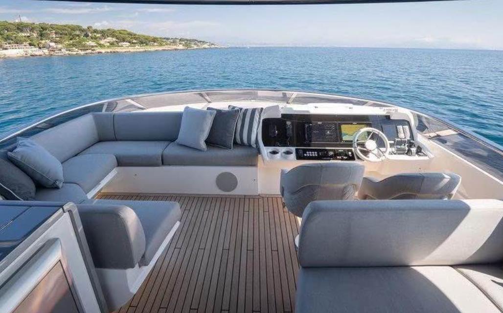 2022 Sunseeker 88 luxury Yacht 7