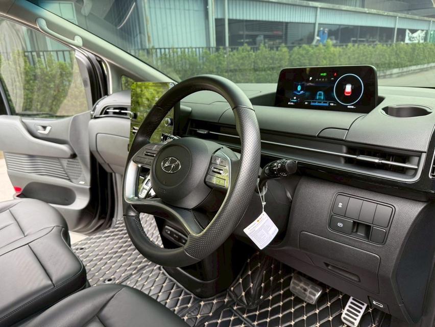รหัสรถ AP7737 Hyundai Staria Premium Sunroof 2.2D 8AT ปี 2022 สีดำ ตัวtop รูปที่ 4