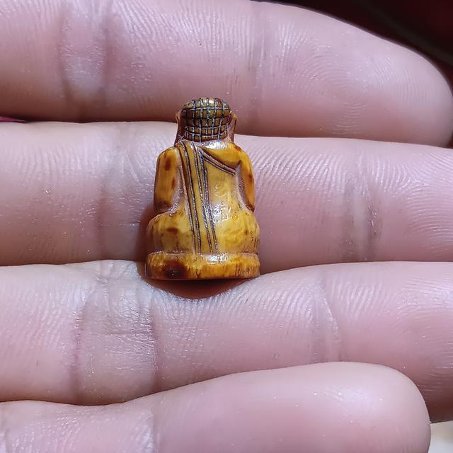 พระสังกัจจาย แกะจากงา มีรอยจาร