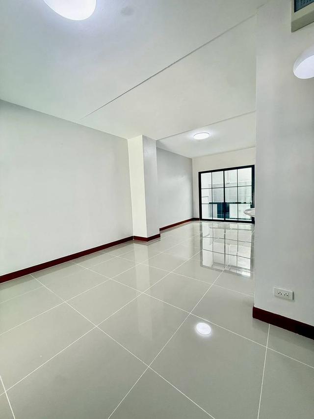 หมู่บ้านสิรารมย์ บ้านกล้วย-ไทรน้อย บางบัวทอง ทาวน์เฮาส์ 2 ชั้น ตกแต่งใหม่พร้อมอยู่  มีระเบียงด้านหน้า โครงการของแลนด์&เฮ้าส์ 6