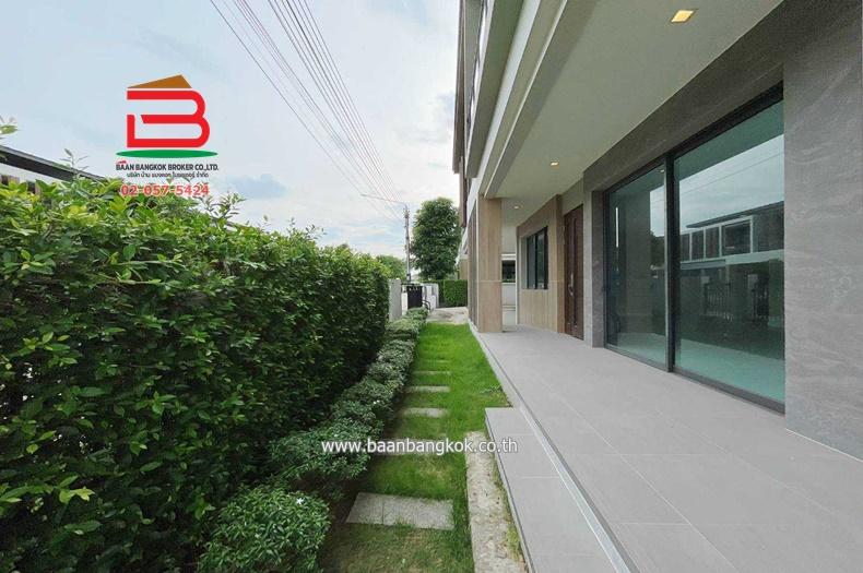 บ้านเดี่ยว หมู่บ้าน บางกอก บูเลอวาร์ด วิภาวดี-พหลโยธิน เนื้อที่ 86.7 ตรว. ตำบลคลองหนึ่ง อำเภอคลองหลวง จังหวัดปทุมธานี