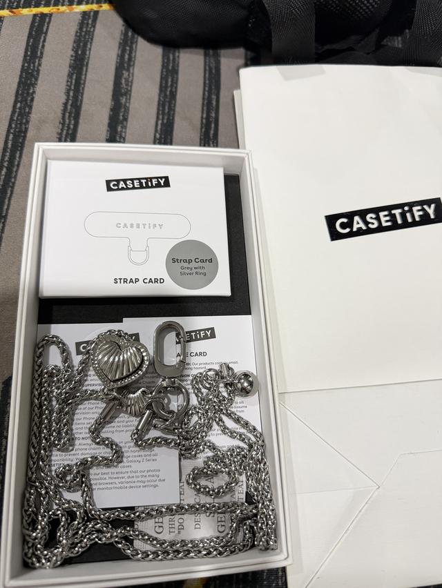 CASETiFY สายคล้องโทรศัพท์แบบสะพายข้าง รุ่น Metal Heart Cross-body Strap สีเงิน รูปที่ 6