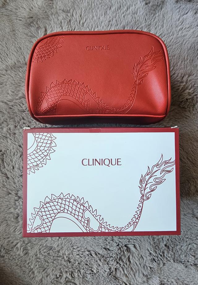 👉👉 กระเป๋าเครื่องสำอางค์ #Clinique หนังแดง ลายมังกร ของแท้ 1