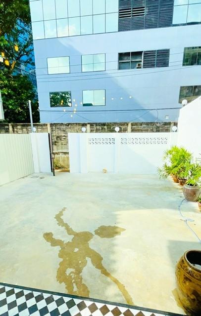 ใกล้ BTSสุรศักดิ์ 800 ม. รพ.เซนต์หลุยส์ 900 ม.80 ตร.วา. 240 ตร.ม. บ้านชั้นเดียวให้เช่า 1 นอน 1 น้ำ 4