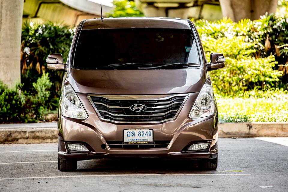 Hyundai H-1 ELITE 2.5 ดีเซล ปี 2014 สีน้ำตาล มือเดียวป้ายแดง  2