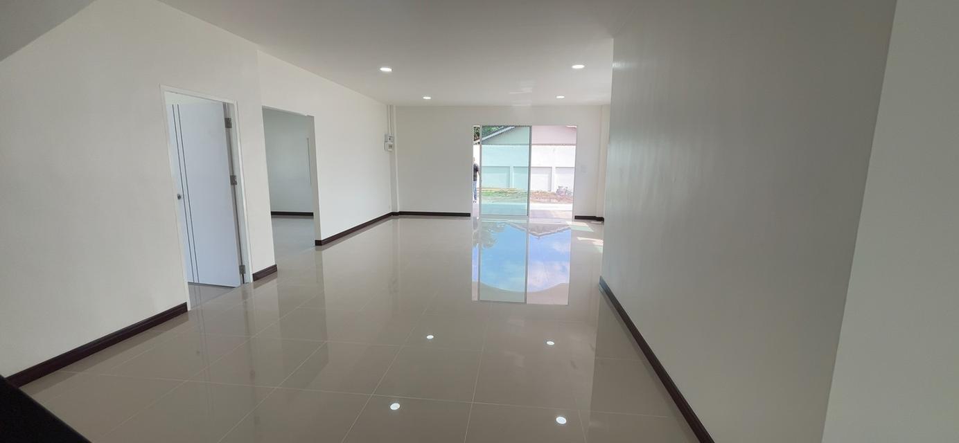 บ้านพร้อมที่ดินชลบุรี เนื้อที่ 567 ตารางวา บ้าน 2 ชั้น รีโนเวทใหม่พร้อมโกดังขนาดใหญ่ 10