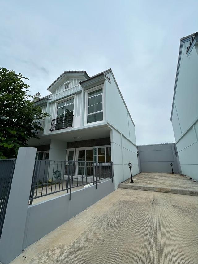 บ้านเช่า ใกล้เมกะบางนา 5 นาที | ทาวน์โฮมหลังริม โทนขาว-ไม้ | 2 ห้องนอน ห้องน้ำในตัวทุกห้อง พื้นที่ 89 ตร.ม. เฟอร์ฯ ครบ | อนุญาตเลี้ยงสัตว์ได้ 1