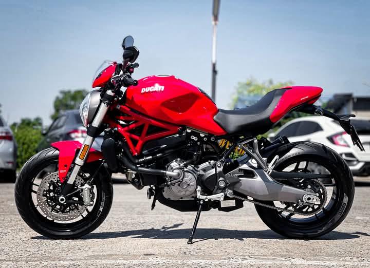 Ducati Monster 821 สีแดง