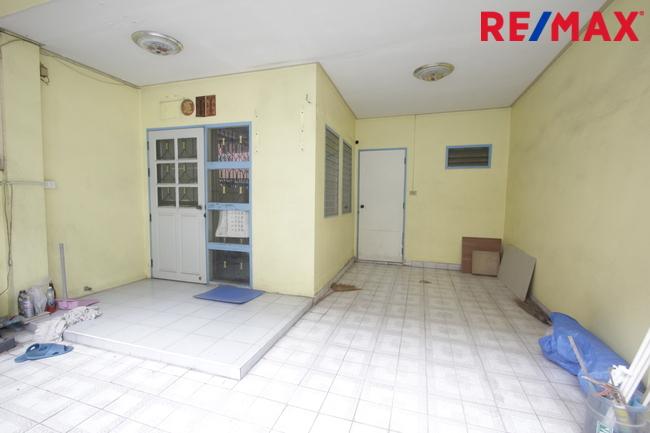 ทาวน์เฮ้าส์สุชาเพชรเกษม112 หนองแขมสาย4 ต่อเติมแล้ว 3ชั้น 18.2วา ใกล้มหาวิทยาลัยธนบุรี เดอะมอลล์บางแค บ้านสภาพดี โครงสร้างแข็งแรง ราคา 1.79ล้านบาท 4