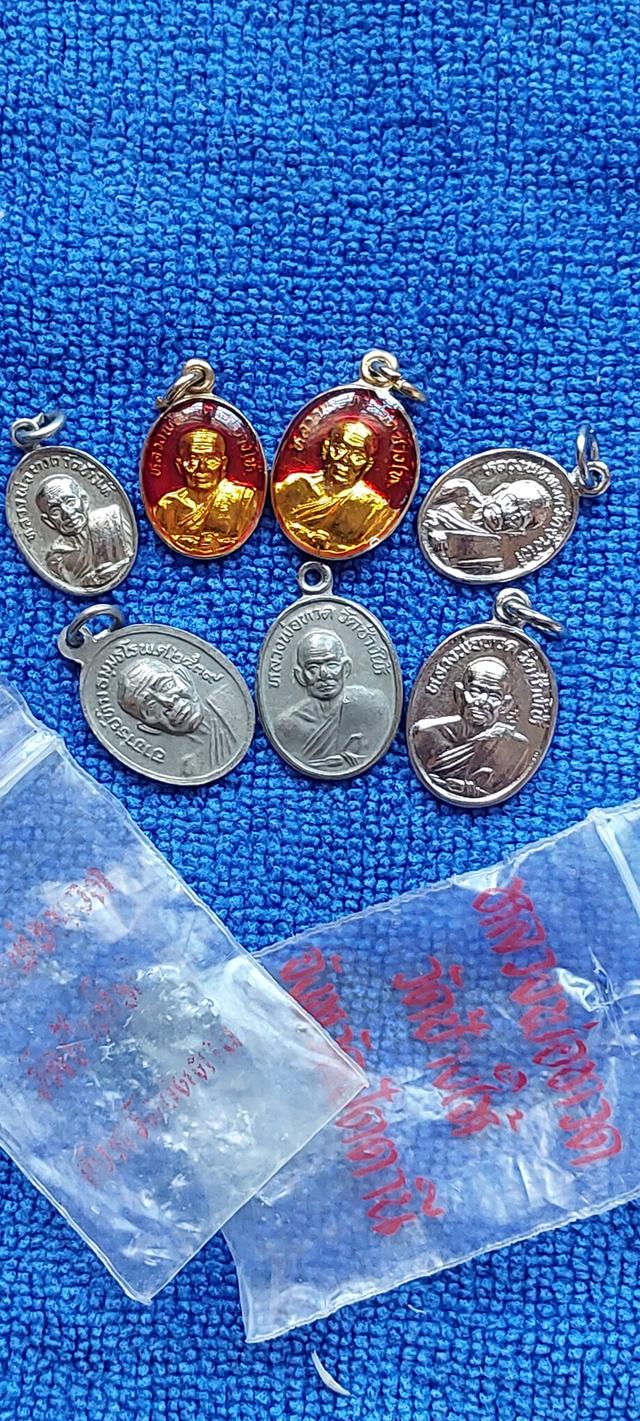 เหรียญเม็ดแตงหลวงปู่ทวดและล๊อกเก็ตปี 2522/2539