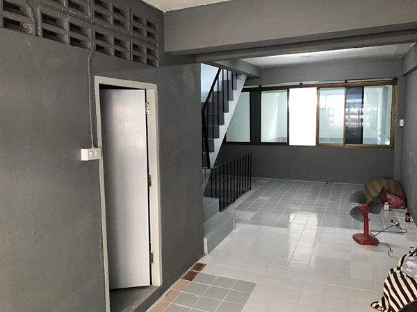 ขายตึกแถว 4 ชั้น ต่อเติมเต็ม เอกชัย 69/1 ราคา 2.1 ล้าน T. 086-4540423 3